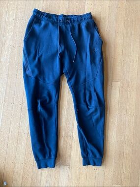 Nike Tech Men’s Black Jogger Sweatpants, Small